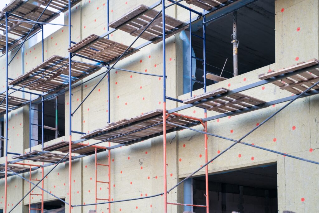 Andaimes instalados ao longo da fachada do edifício